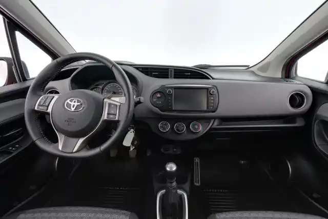Punainen Viistoperä, Toyota Yaris – OVC-152