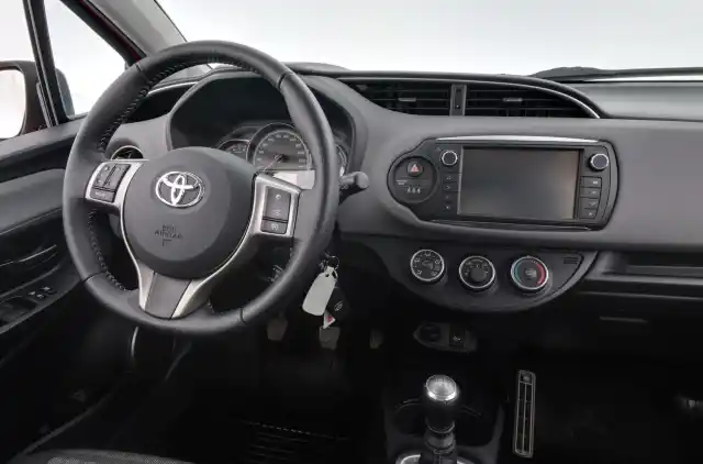 Punainen Viistoperä, Toyota Yaris – OVC-152