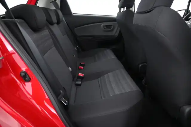 Punainen Viistoperä, Toyota Yaris – OVC-152