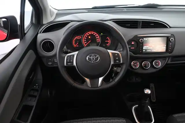 Punainen Viistoperä, Toyota Yaris – OVC-152