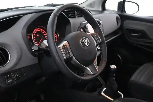 Punainen Viistoperä, Toyota Yaris – OVC-152