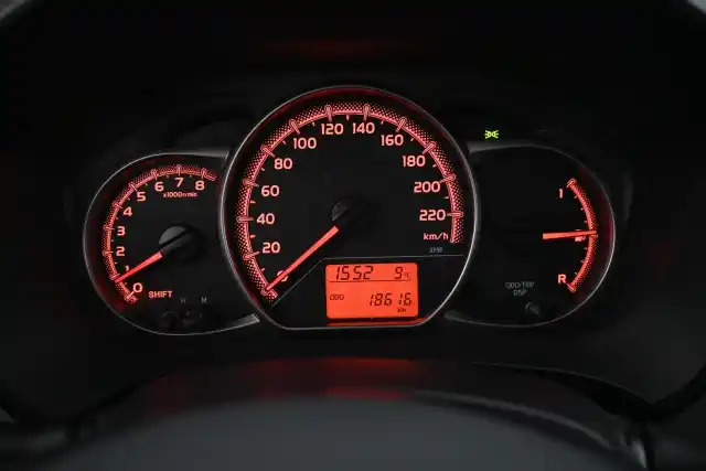 Punainen Viistoperä, Toyota Yaris – OVC-152