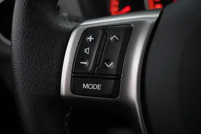 Punainen Viistoperä, Toyota Yaris – OVC-152