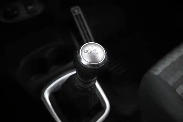 Punainen Viistoperä, Toyota Yaris – OVC-152