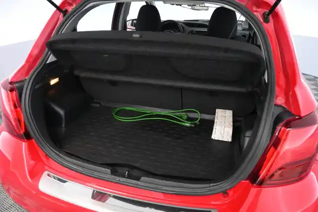 Punainen Viistoperä, Toyota Yaris – OVC-152