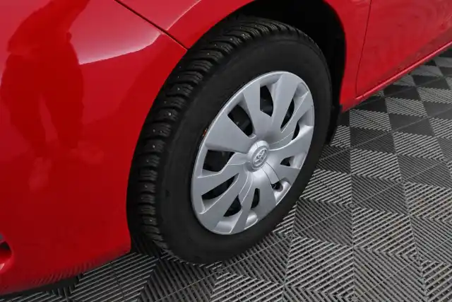 Punainen Viistoperä, Toyota Yaris – OVC-152