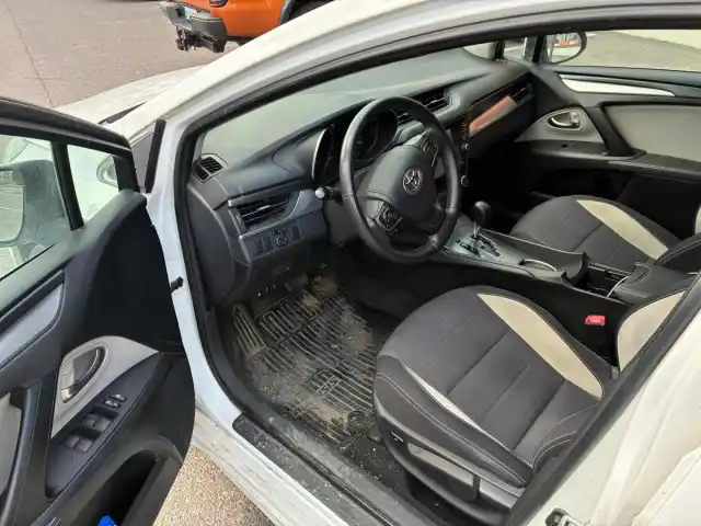 Valkoinen Farmari, Toyota Avensis – OVC-172