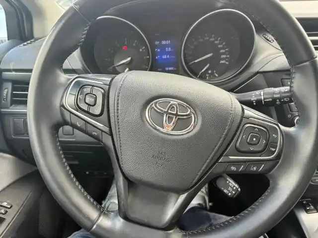 Valkoinen Farmari, Toyota Avensis – OVC-172