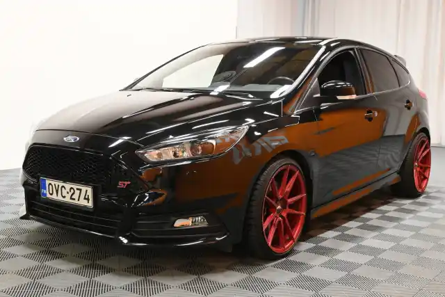 Musta Viistoperä, Ford Focus – OVC-274