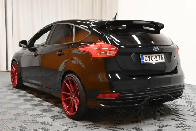 Musta Viistoperä, Ford Focus – OVC-274