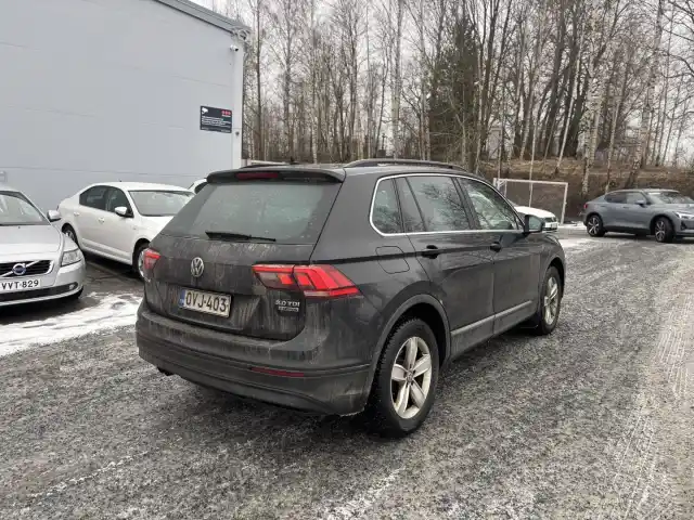 Musta Maastoauto, Volkswagen Tiguan – OVJ-403