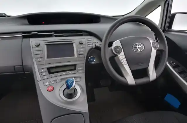 Valkoinen Viistoperä, Toyota Prius – OVJ-680