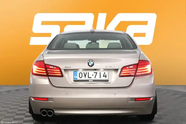 Harmaa Sedan, BMW 520 – OVL-714