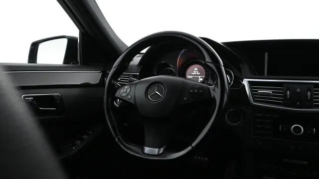 Musta Sedan, Mercedes-Benz E – OVN-171