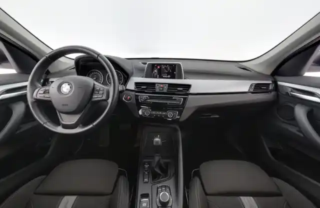 Valkoinen Maastoauto, BMW X1 – OVN-756