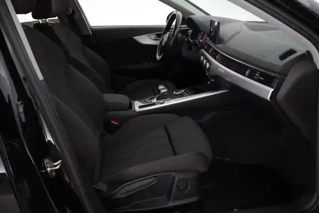 Musta Sedan, Audi A4 – OVO-922