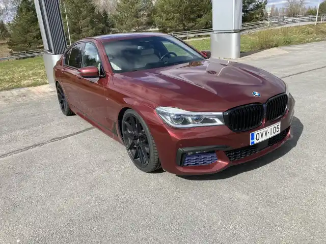 Valkoinen Sedan, BMW 730 – OVV-105