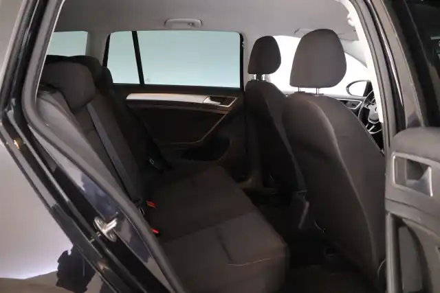 Musta Farmari, Volkswagen Golf – OVX-575
