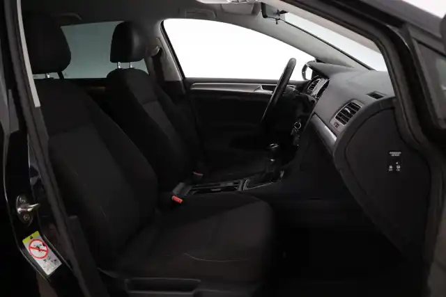 Musta Farmari, Volkswagen Golf – OVX-575