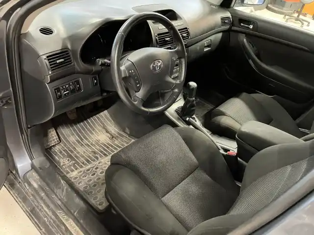 Harmaa Farmari, Toyota Avensis – OVZ-102