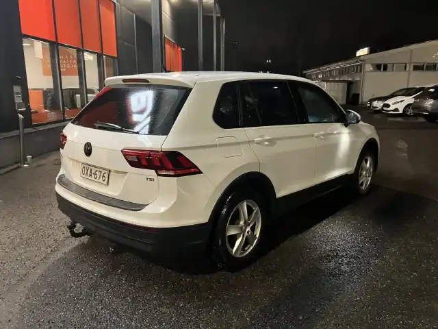 Valkoinen Maastoauto, Volkswagen Tiguan – OXA-676