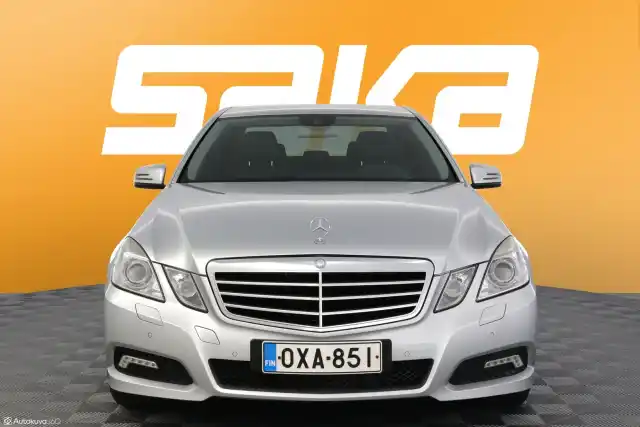 Harmaa Sedan, Mercedes-Benz E – OXA-851