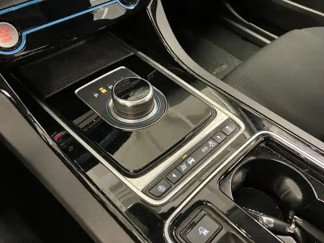 Harmaa Sedan, Jaguar XE – OXC-102
