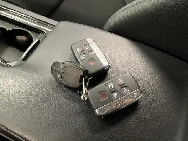 Harmaa Sedan, Jaguar XE – OXC-102