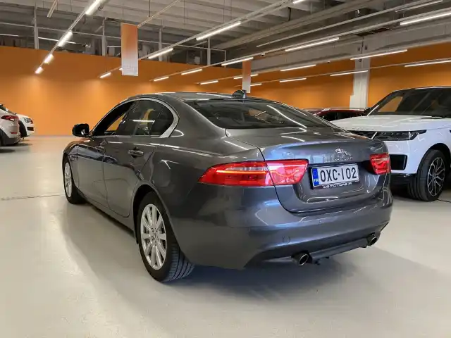 Harmaa Sedan, Jaguar XE – OXC-102