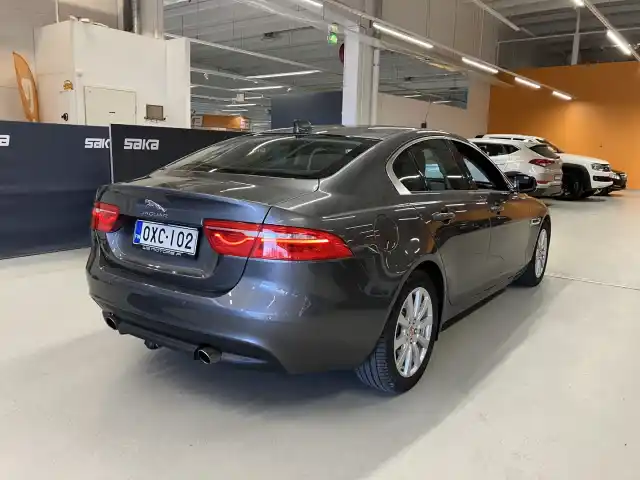 Harmaa Sedan, Jaguar XE – OXC-102