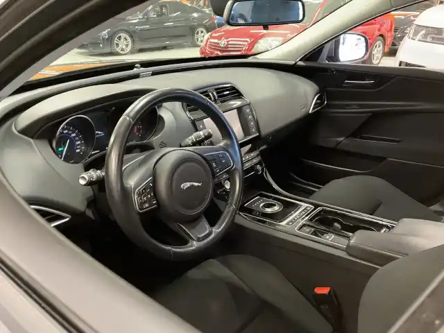 Harmaa Sedan, Jaguar XE – OXC-102