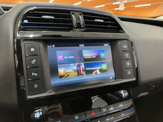 Harmaa Sedan, Jaguar XE – OXC-102