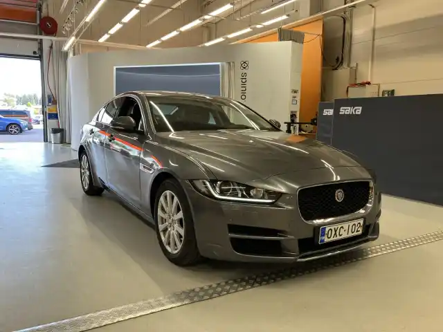 Harmaa Sedan, Jaguar XE – OXC-102
