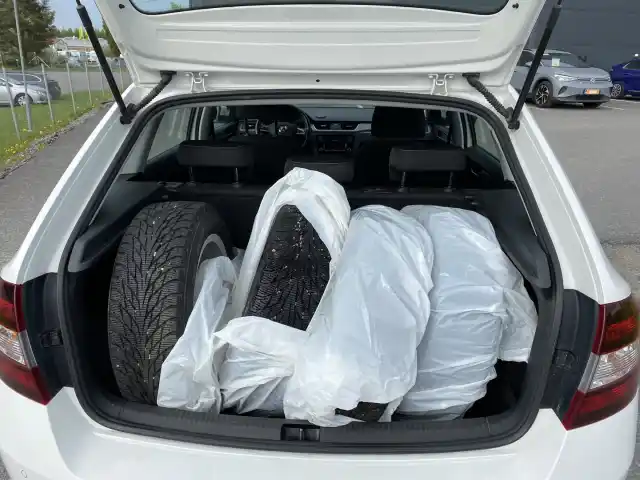 Valkoinen Viistoperä, Skoda Rapid – OXE-516
