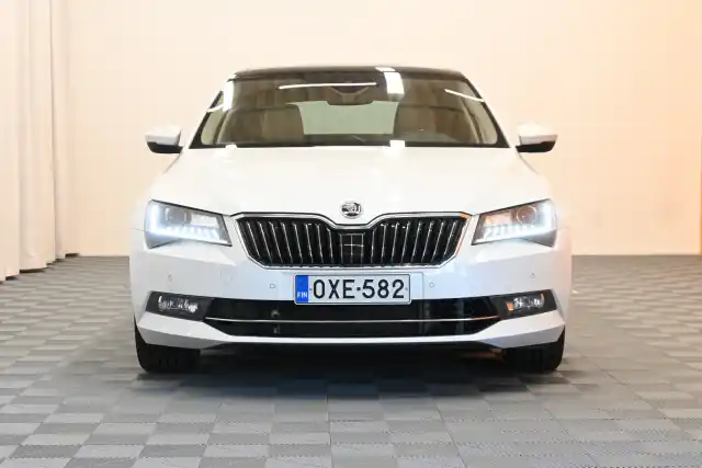 Valkoinen Sedan, Skoda Superb – OXE-582