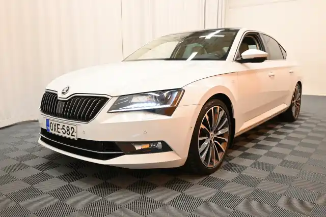 Valkoinen Sedan, Skoda Superb – OXE-582