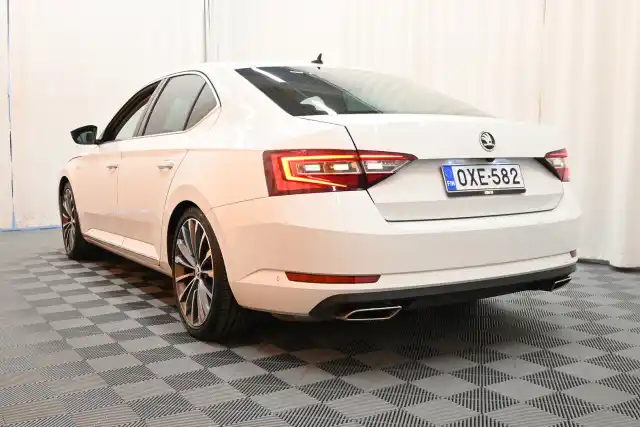 Valkoinen Sedan, Skoda Superb – OXE-582