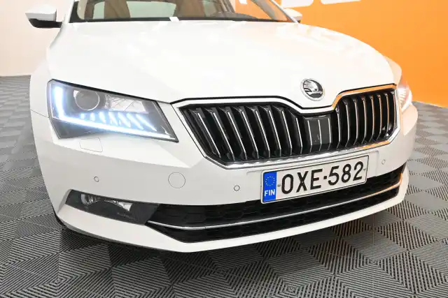 Valkoinen Sedan, Skoda Superb – OXE-582