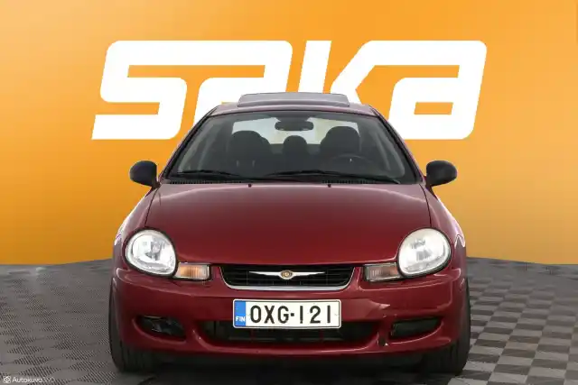 Punainen Sedan, Chrysler Neon – OXG-121