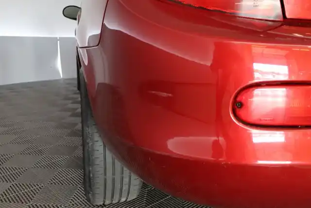 Punainen Sedan, Chrysler Neon – OXG-121
