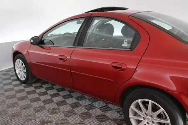 Punainen Sedan, Chrysler Neon – OXG-121