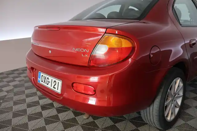 Punainen Sedan, Chrysler Neon – OXG-121