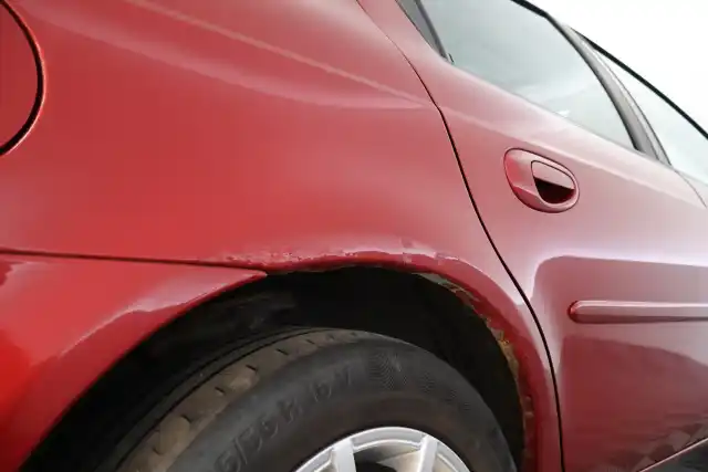 Punainen Sedan, Chrysler Neon – OXG-121