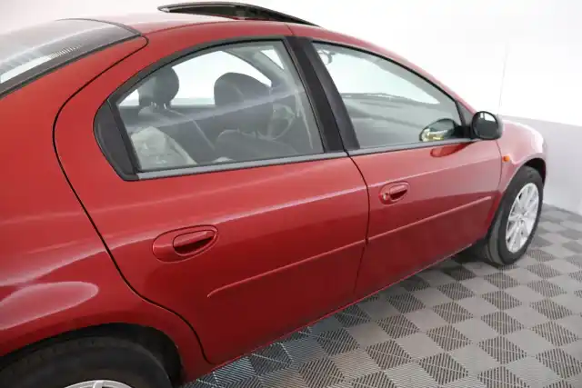Punainen Sedan, Chrysler Neon – OXG-121