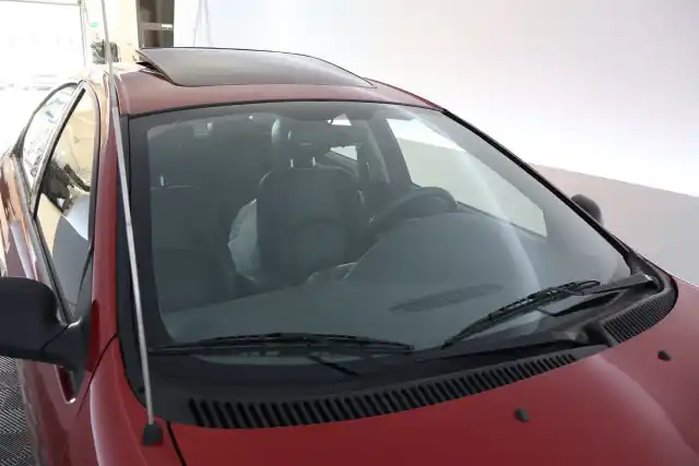 Punainen Sedan, Chrysler Neon – OXG-121