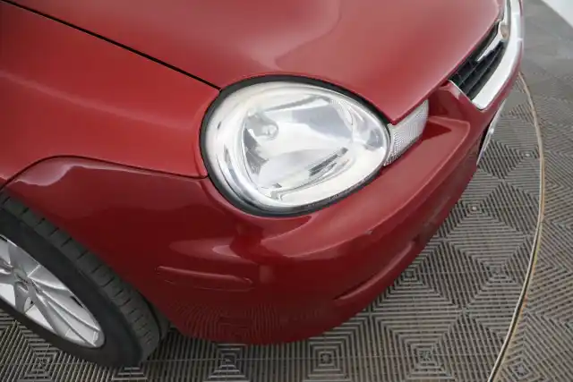 Punainen Sedan, Chrysler Neon – OXG-121