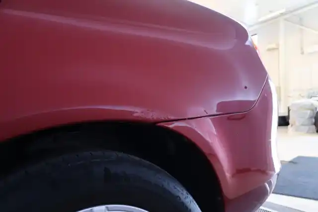 Punainen Sedan, Chrysler Neon – OXG-121