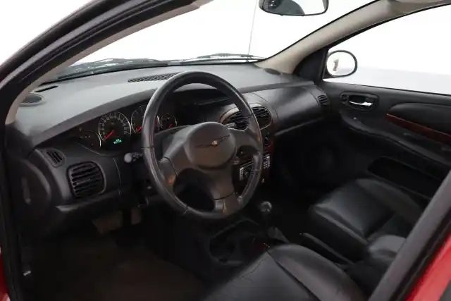 Punainen Sedan, Chrysler Neon – OXG-121