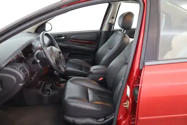 Punainen Sedan, Chrysler Neon – OXG-121