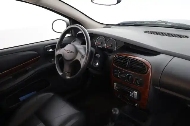 Punainen Sedan, Chrysler Neon – OXG-121